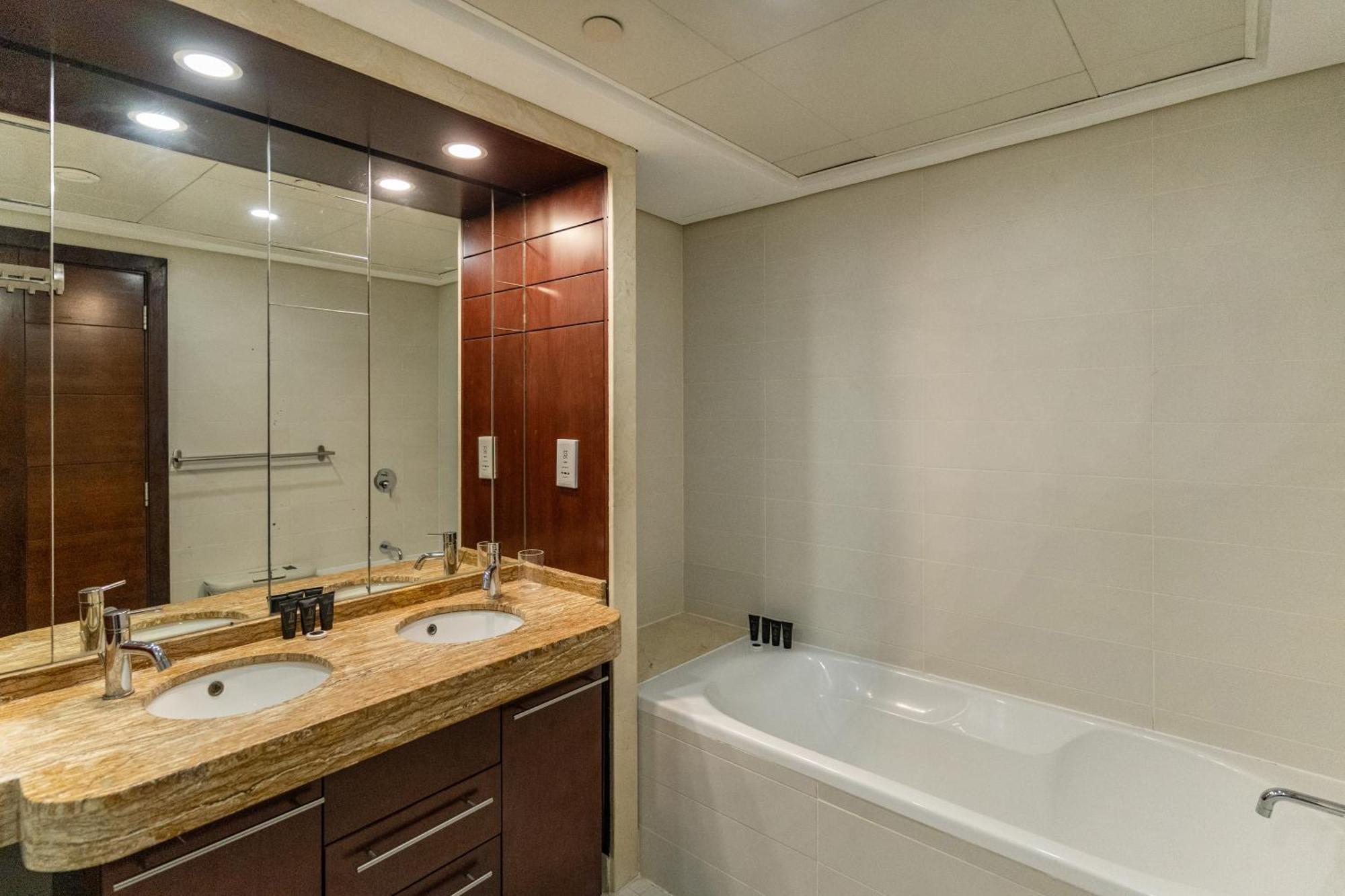 Chic 2Br Apartment, Prime Location Near Dubai Mall - Allsopp&Allsopp Екстериор снимка