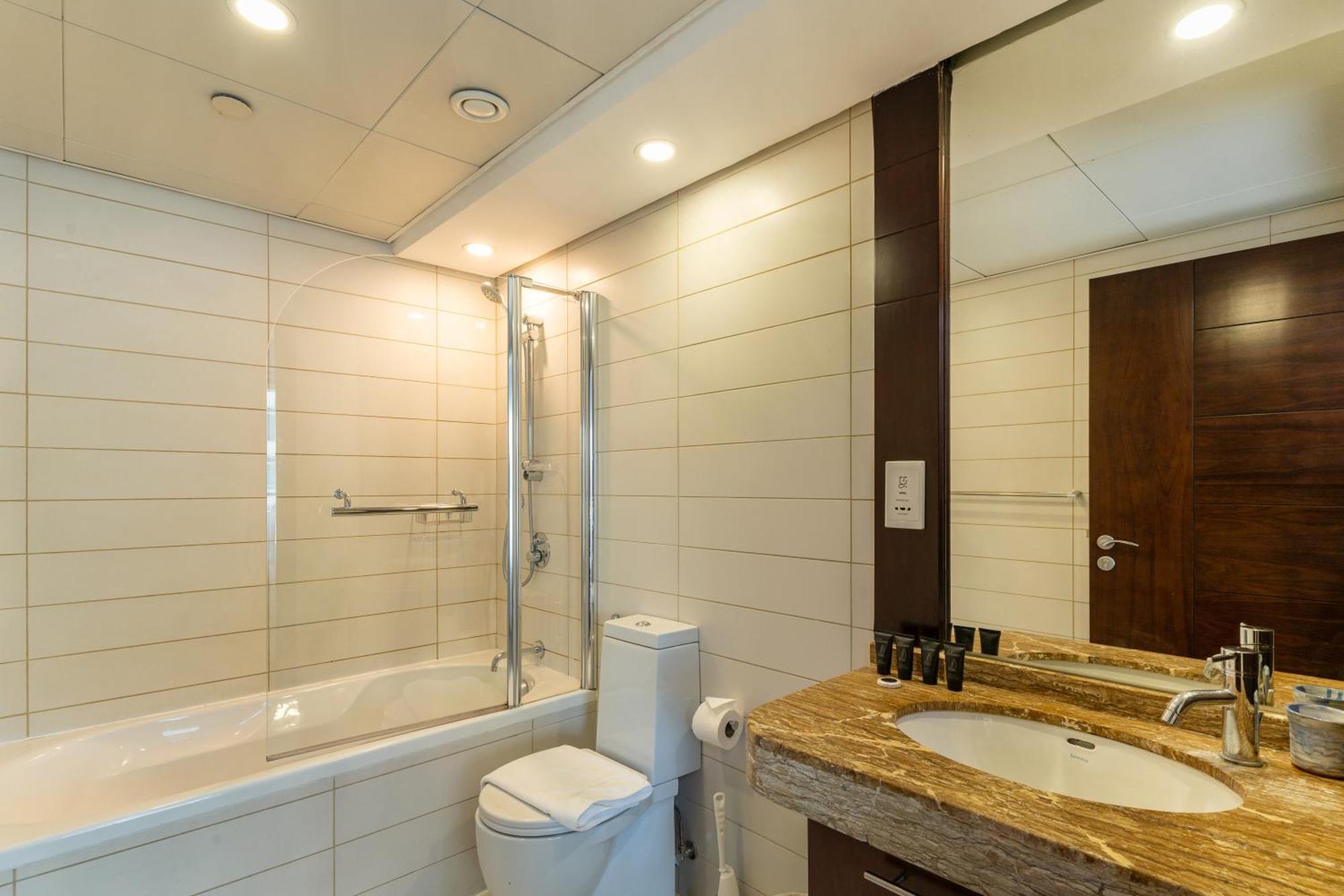 Chic 2Br Apartment, Prime Location Near Dubai Mall - Allsopp&Allsopp Екстериор снимка